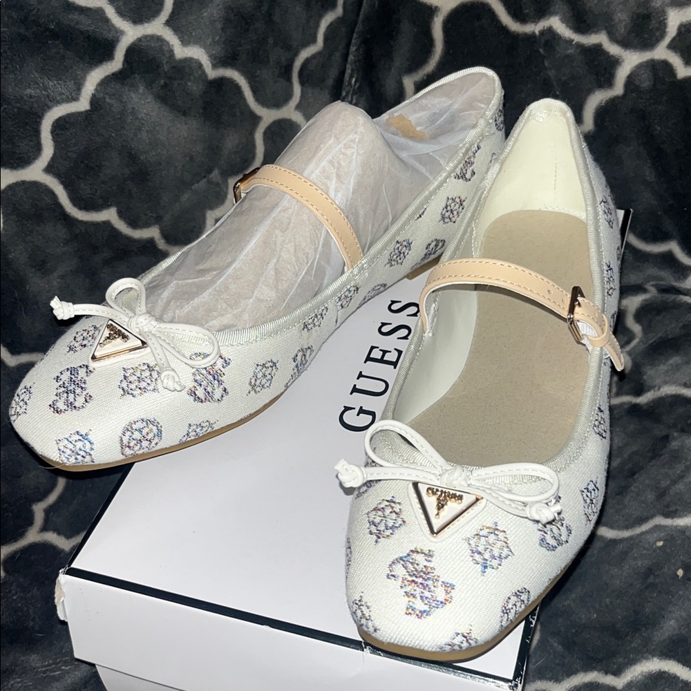 GUESS Cream Patterned Women's Flats